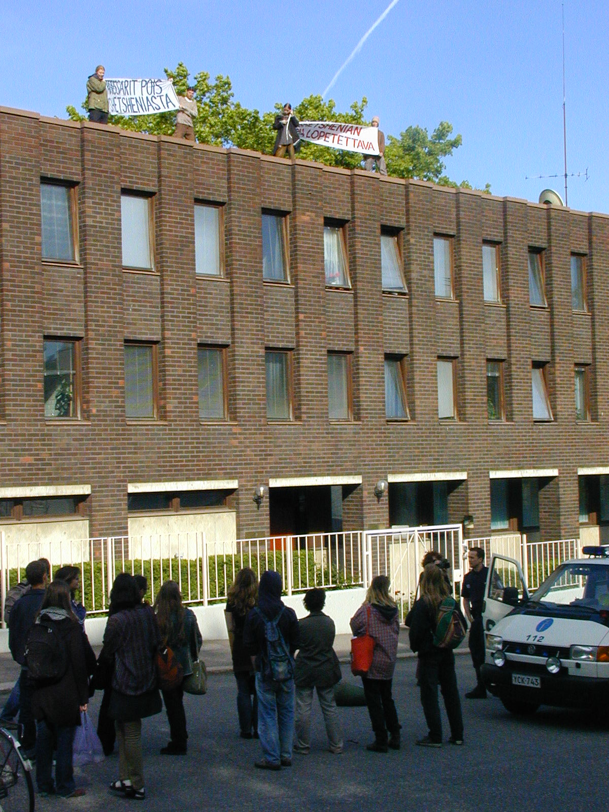 Kansalaistottelemattomat konsulaatin katolla.