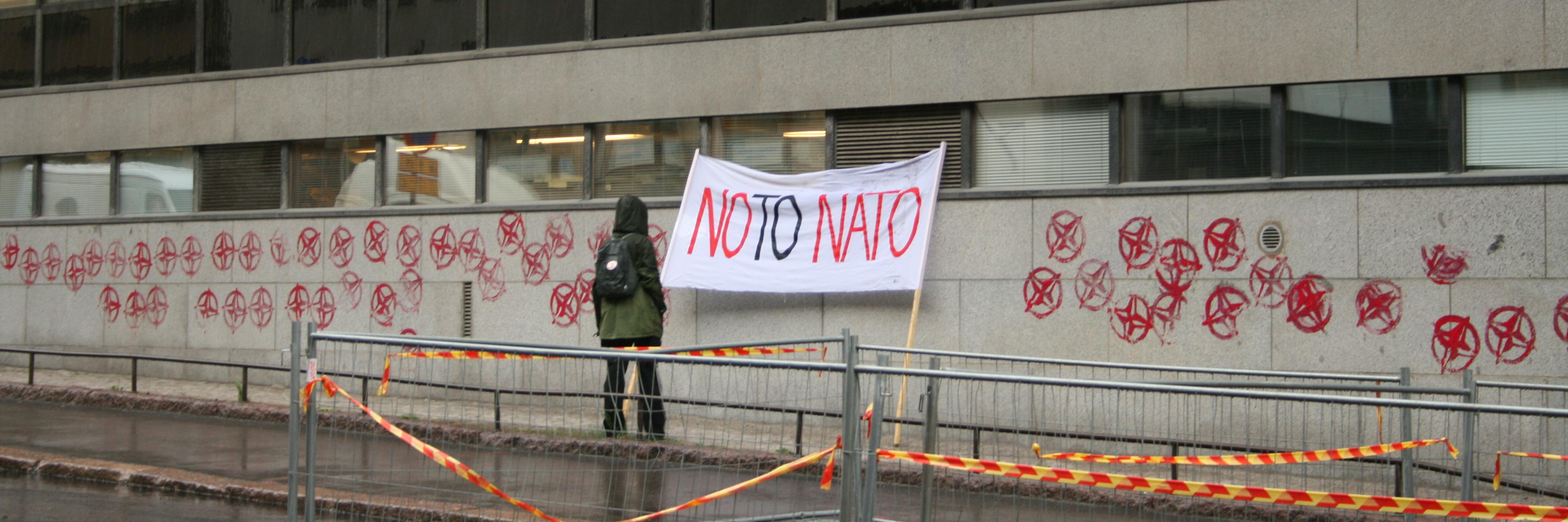 NATO-tähtiä pääesikunnan seinässä