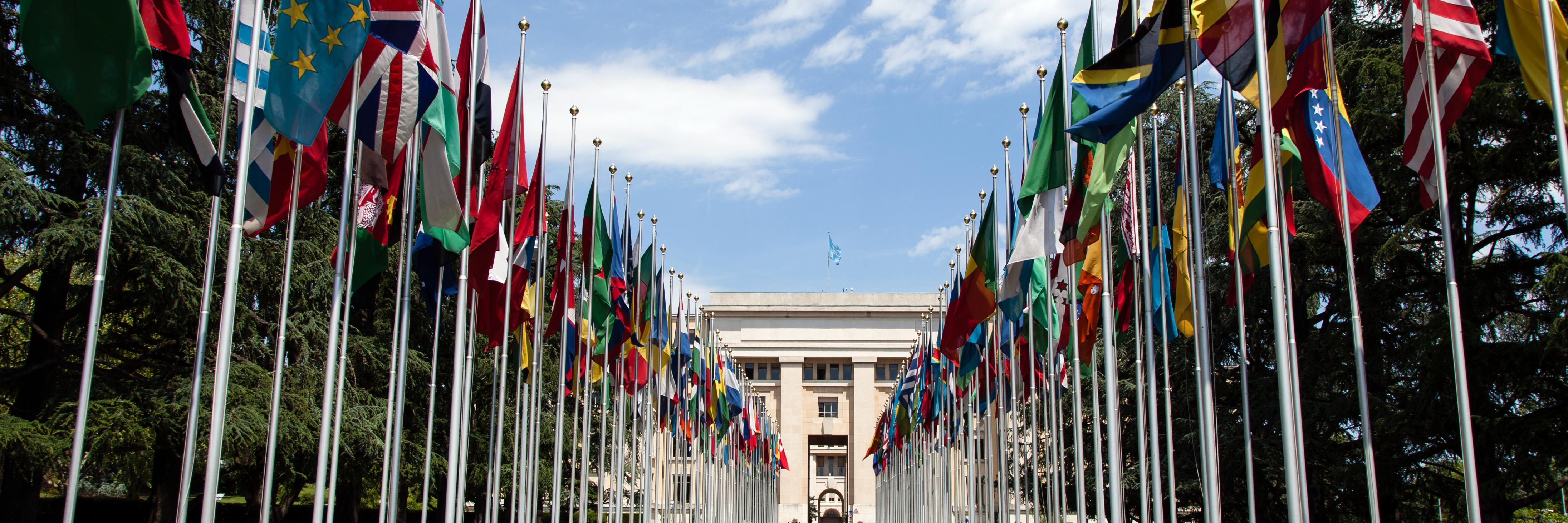 YK:n rakennuksen edessä Genevessä on lippurivi.