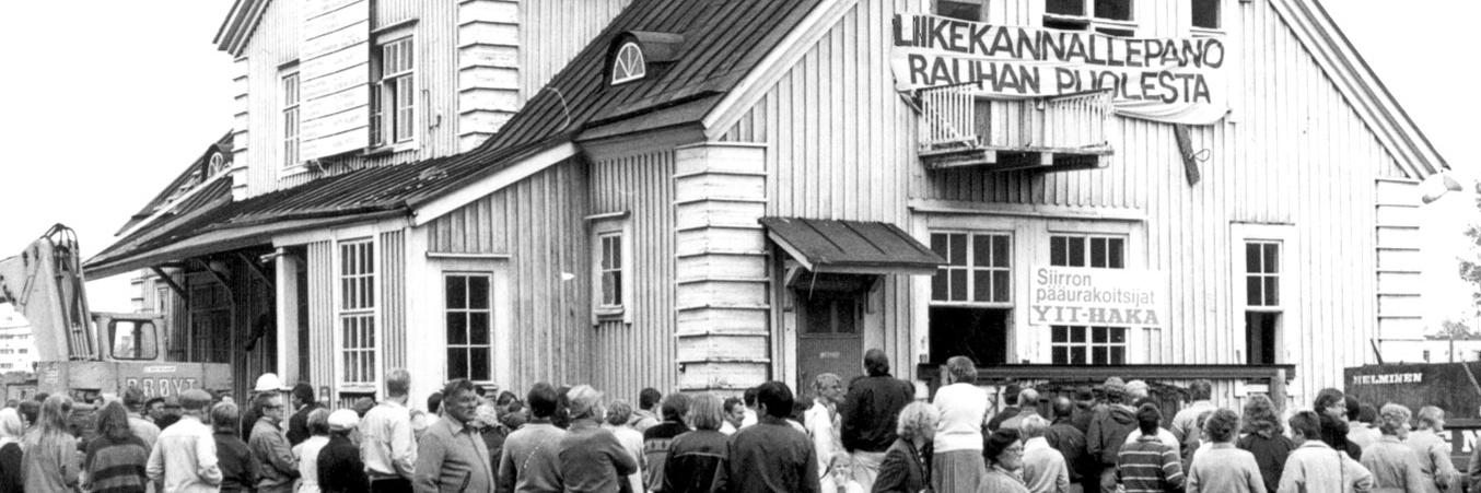 Ihmisiä seuraamassa Pasilan vanhan puuaseman siirtoa uudelle paikalleen Veturitorille Rauhanasemaksi 40 vuotta sitten.