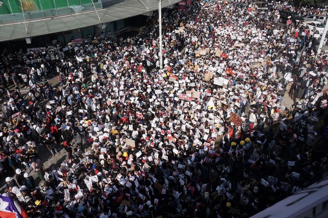 Suuri mielenosoittajajoukko Myanmarissa vuonna 2021