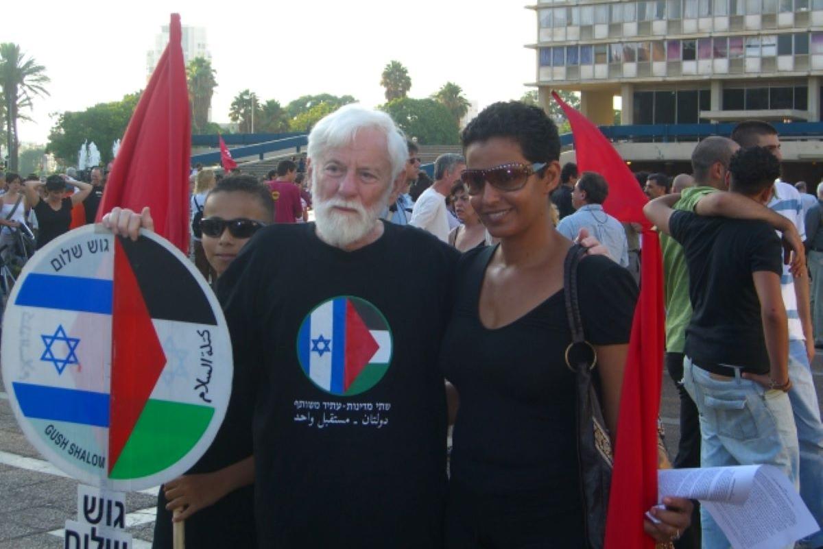 Uri Avnery mielenosoituksessa vuonna 2006
