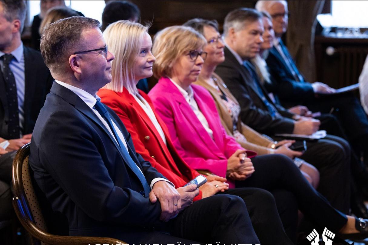 Petteri Orpon hallituksen puoluejohtajat istuvat rivissä. Tekstinä kannanoton otsikko.