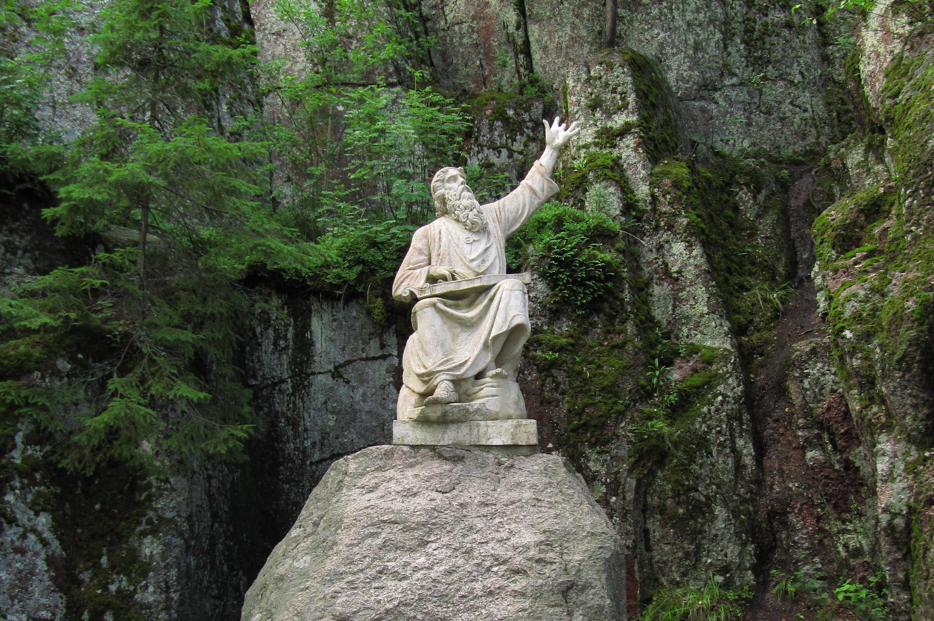 Väinämöisen patsas kiven päällä Kuva: L30rus (CC BY-SA 3.0)