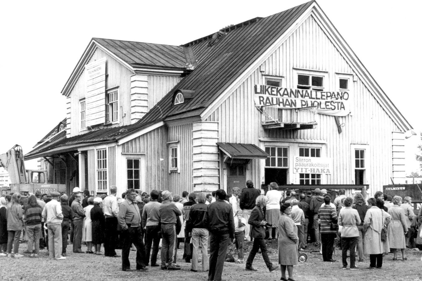 Ihmisiä seuraamassa Pasilan vanhan puuaseman siirtoa uudelle paikalleen Veturitorille Rauhanasemaksi 40 vuotta sitten.